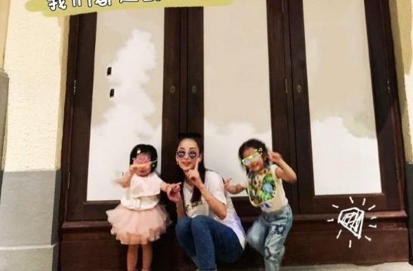 郭富城小女儿长开了，白T恤配粉色蛋糕裙，才一岁多身高瞩目