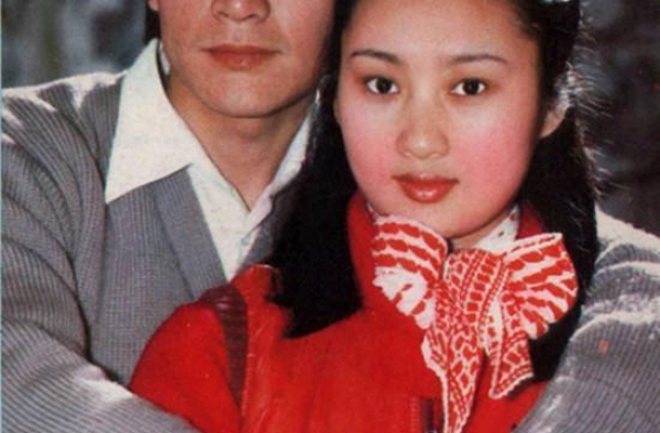 他当红时前妻“遇害”，后被生父告进法院，遇军人妻子再获温暖
