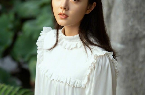 17岁赵今麦中戏第一后首亮相，清华园直播演讲，少女身材很真实