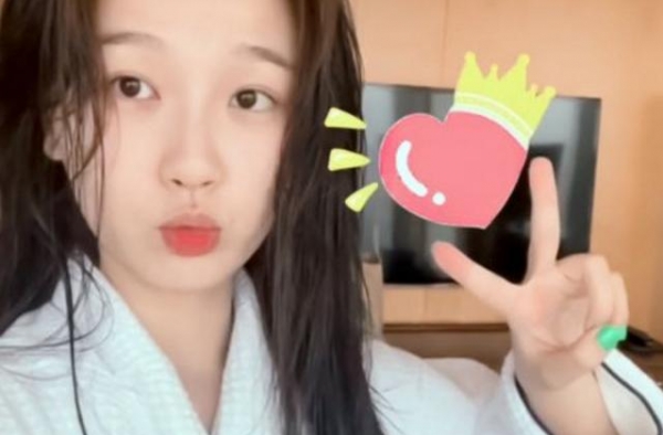 女爱豆刚睡醒，虞书欣皮肤好，杨超越很真实，看到鞠婧祎：太做作