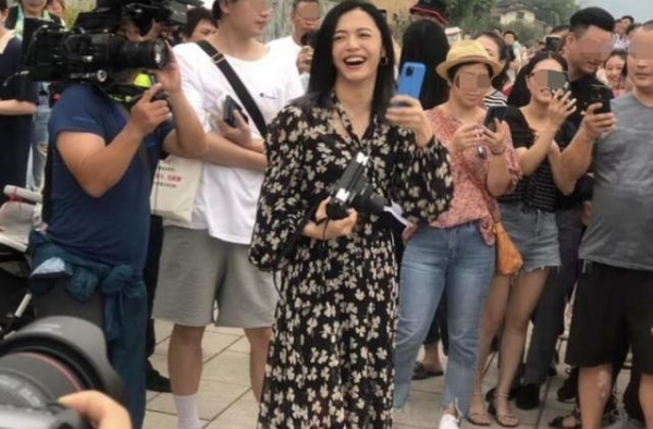 姚晨穿什么都要配运动鞋，但明星就气质好，站人群中鹤立人群