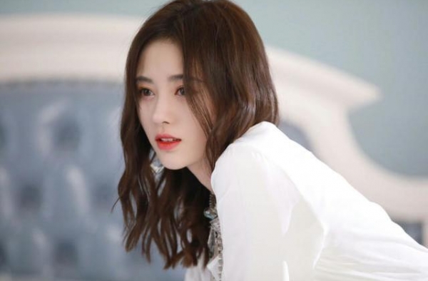 女星生图究竟有多美？鞠婧祎发布化妆视频，而冯提莫素颜出镜