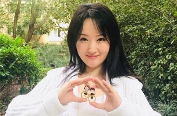 又被49岁的杨钰莹惊艳到，穿粉色礼服秀美肩宛如少女