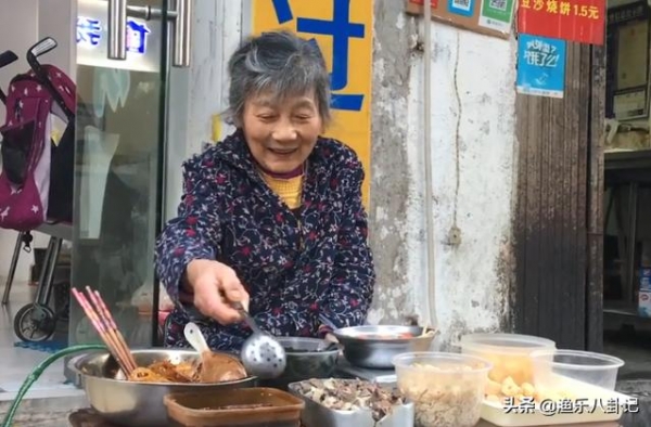 还记得“一毛钱奶奶”吗？6年前爆红网络，邓超陈赫近日前去拜访