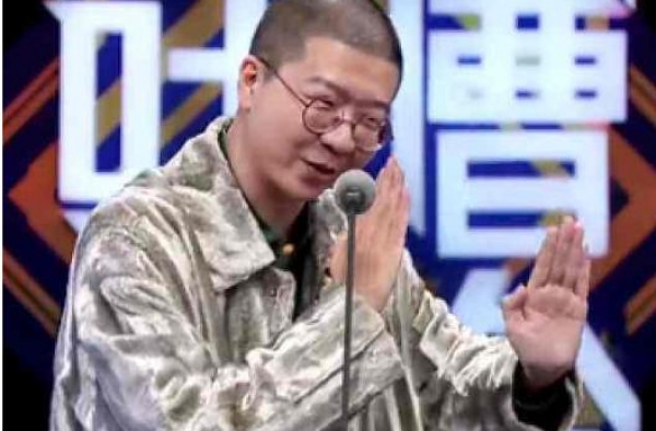 他捧红李诞，娶散打冠军做老婆，遭扇耳光、烫烟头，如今活成这样