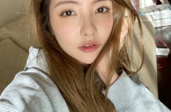 与王思聪分手后无钱做修复？豆得儿晒照反击恶评，怼脸拍颜值回春