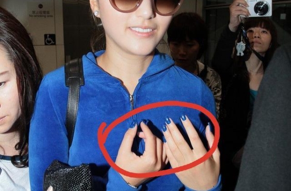 何超云才是“最美女儿”，淡妆白到发光，穿运动装秀出最美腰臀比