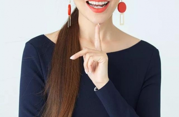 央视朱迅：两次患癌为赚钱洗厕所，拒拔父亲氧气管成一生遗憾