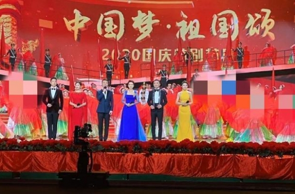 刘涛主持央视晚会，穿红色礼服稳居C位，央视花旦张蕾都只是陪衬