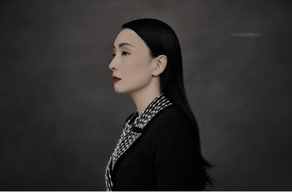 陶虹童心未泯穿着“初恋裤”走机场，素颜的样子，显得双眼更深邃