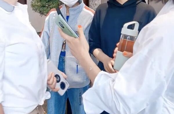闫妮回老家西安探亲，素面朝天接地气，22岁邹元清遗传妈妈美貌