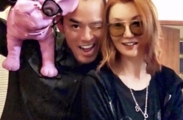 张曼玉干瘦皱纹多，还染金发从心底不服老，是个潮奶奶了