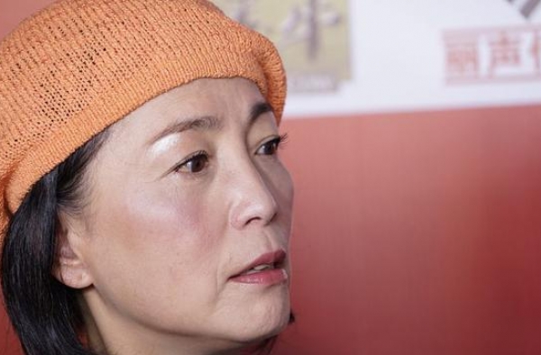 苑琼丹不受年龄限制，60岁还穿红格子裤子，一身亮色很耀眼