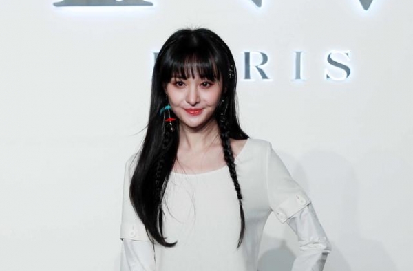 郑爽有苦说不出，脚踩椅子被批坐没坐相，网友嘲讽她万物皆可踏