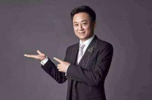 56岁朱军与董浩久违露面，细节暴露不讲卫生，现状令人堪忧