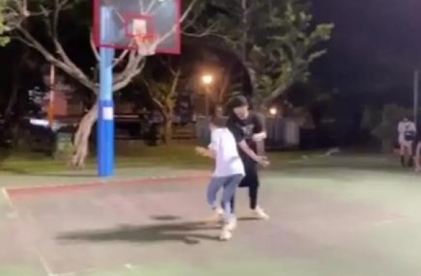 周杰伦带昆凌打篮球，见老婆帮别人加油秒吃醋，真“醋王”本人啊
