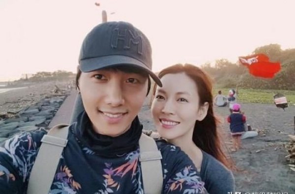 演员李尚禹、金素妍夫妇共同参加名为“保持坚强”的活动