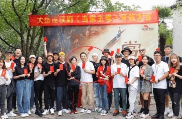 凭着于妈和蒋勤勤找不到一个有名气的男演员担当主演吗？