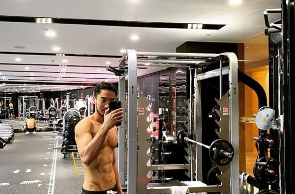 赖弘国开豪车与名媛出游，亲密照被曝疑似新欢，女子身价不输阿娇