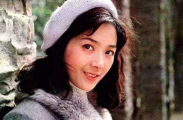 1983年导演嫌龚雪没侠气，将《秋瑾》一角换成刚生完的李秀明
