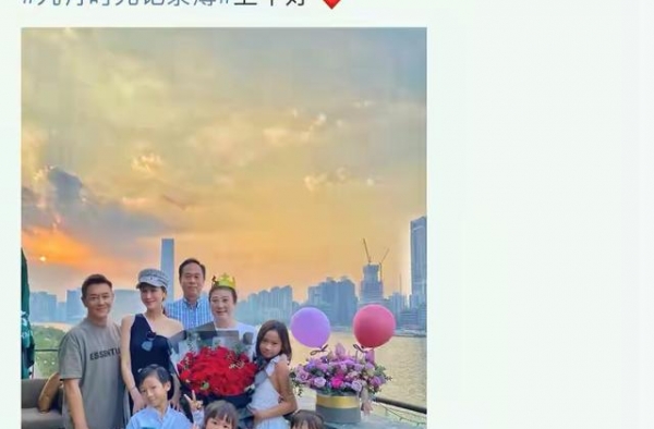 陈浩民老婆晒一家人合照，大女儿长得像妈妈，两个小女儿像爸爸
