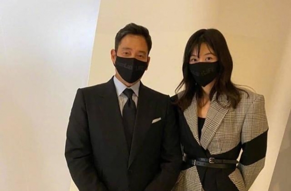 全智贤看展现身，人到中年也难逃发福，素颜油腻俨然一个老阿姨