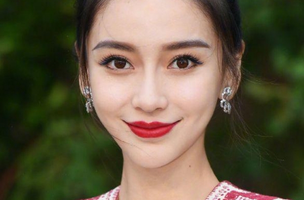 怎么会有杨颖这种人间绝色！看个秀生图也能美翻外网，真长脸