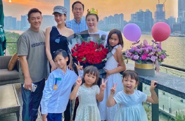 陈浩民晒全家福为岳母庆生，蒋丽莎母女似烙饼，蒋爸略显苍老