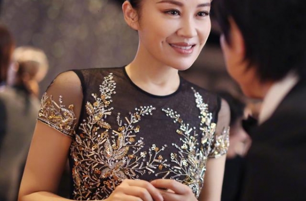 许晴年过半百更撩人，穿蕾丝长裙娇媚优雅，这身材小姑娘都羡慕
