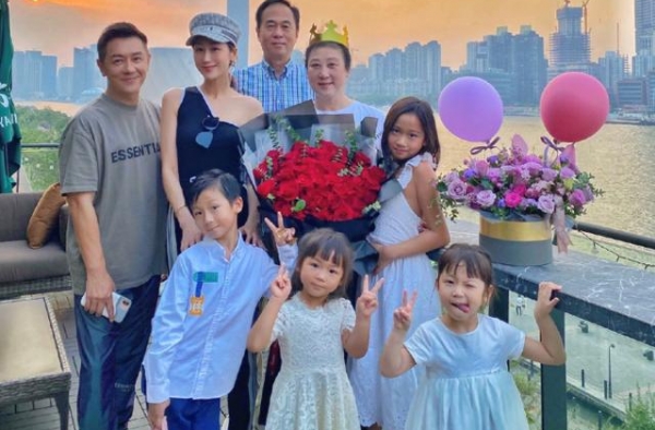 陈浩民一家近照曝光！妻子5年拼4胎，他却孕期骚扰19岁嫩模
