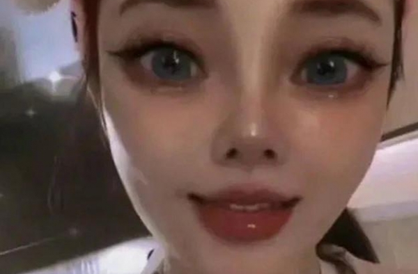 李小璐晒睡衣自拍，不小心露出脖子“痕迹”，本尊解释后我笑了