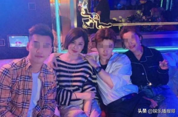 57岁关之琳桃花旺，聚会被神秘男士抱肩，知情人士辟谣：是朋友