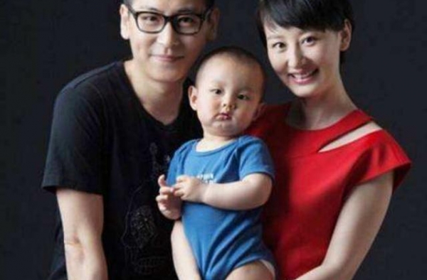 主持人李好豪宅：客厅装了KTV楼梯很宽敞，厨房玻璃罩多此一举