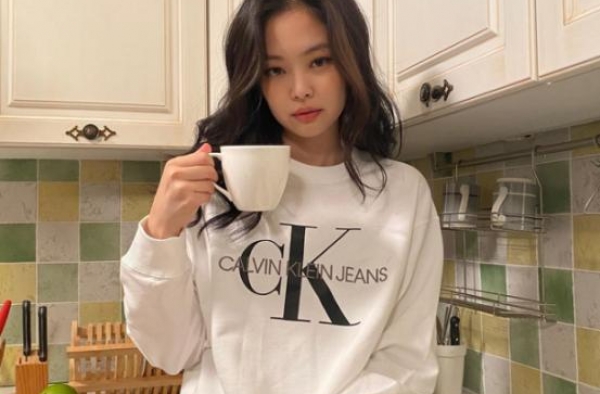 Jennie私服真会穿，露脐上衣加高腰牛仔裤，简直性感辣妹
