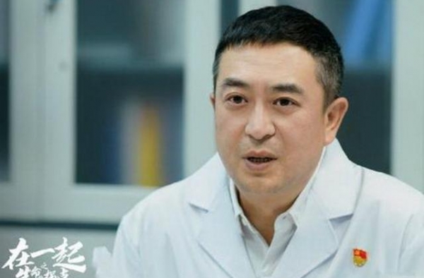 《在一起》讲述10个抗疫故事，张嘉益所饰角色系张定宇院长原型
