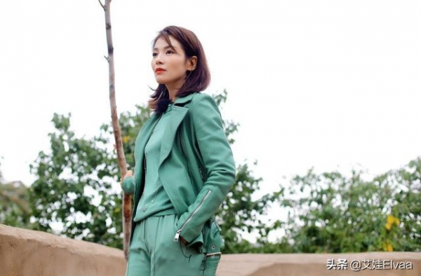 刘涛新剧开机真霸气，穿黑西装戴墨镜像“总裁”，满脸疲惫看心酸