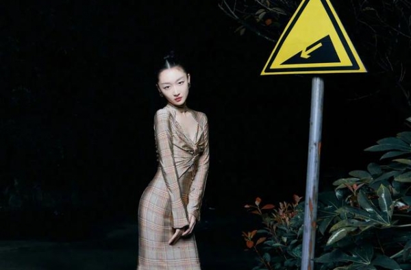 小个子周冬雨绝了！领口挖空裙配“大光明”发型，女明星气场足