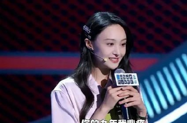郑爽终于不“装”了，掀起刘海之后显出八字纹，确实快30岁了