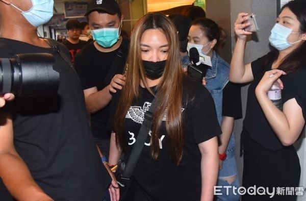 小甜甜含泪送小鬼：不敢听他声音！忍痛道别10年战友