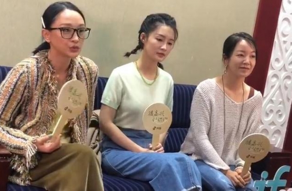 李沁做采访稳居c位，同框45岁周迅，生图曝光才知啥是“不老”