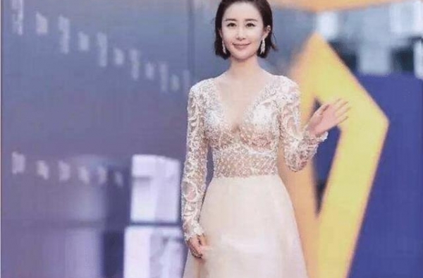 她出道28年，演了63部剧和3部电影，老前辈的她却只有32岁