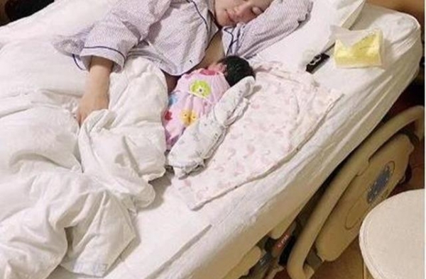 68岁张纪中老当益壮，抱刚出生的小女儿，张萌身份被盗办会员卡