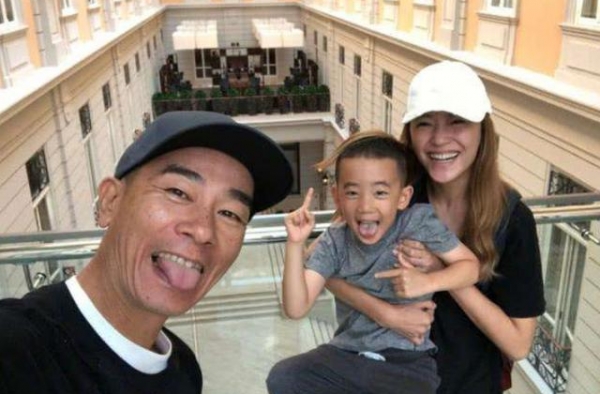这才是＂最美孕妈＂，应采儿怀二胎走红毯坚持素颜，就算丑也值了