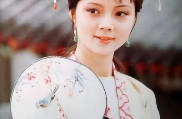 87红楼梦“薛宝钗”：爆红时息影从商，却难逃红楼宿命孑然一身