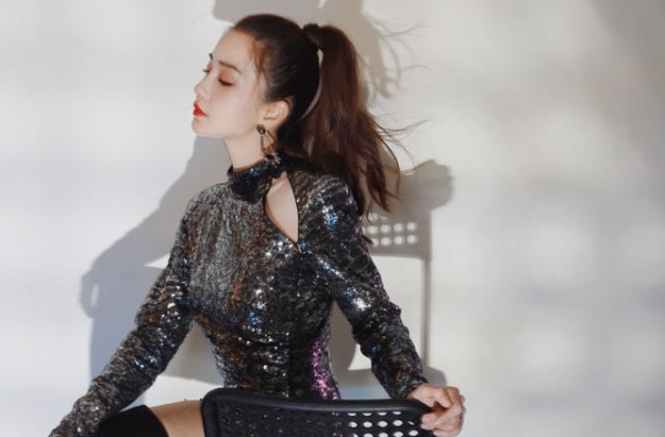杨颖身材堪比超模，穿亮片紧身裙配高筒靴，31岁凹出满屏女团范