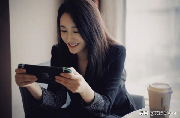 李小冉深夜营业真放得开，穿小黑裙坐圆桌秀身段，扎马尾女生看酸