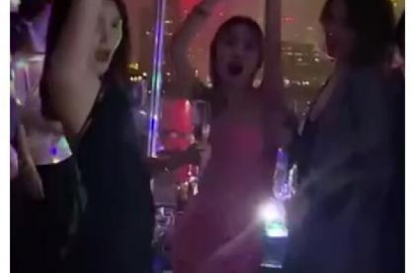 关晓彤拿着酒杯蹦迪被指“不清纯”，父亲晒照表示：我也在！