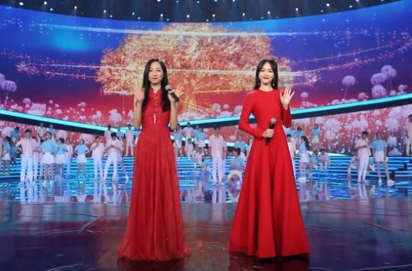 国庆晚会众女星造型：唐嫣刘涛王鸥撞色，baby关晓彤最隆重