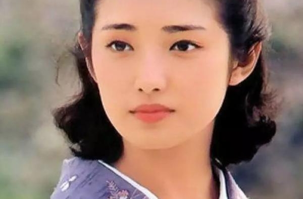 山口百惠：13岁出道，21岁为爱隐退，40年婚姻，美的像童话