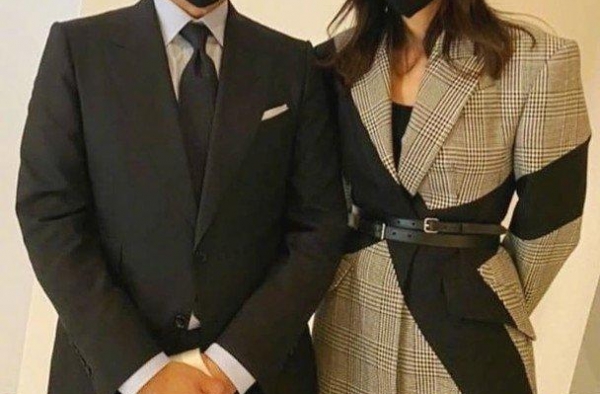39岁全智贤也翻车，大衣穿出“五花大绑”，头小肩宽看不到脖子